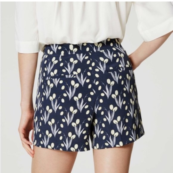 Ann Taylor LOFT 2 Navy Blue Valley Floral Pleated Shorts - Picture 1 of 12
